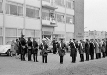 128867 Afbeelding van het brengen van een serenade door het muziekkorps van het Leger des Heils (afdeling Utrecht) bij ...